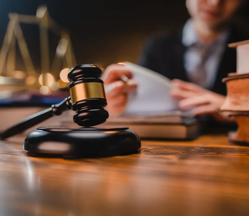 windykacja w sądzie - młotek sędziowski